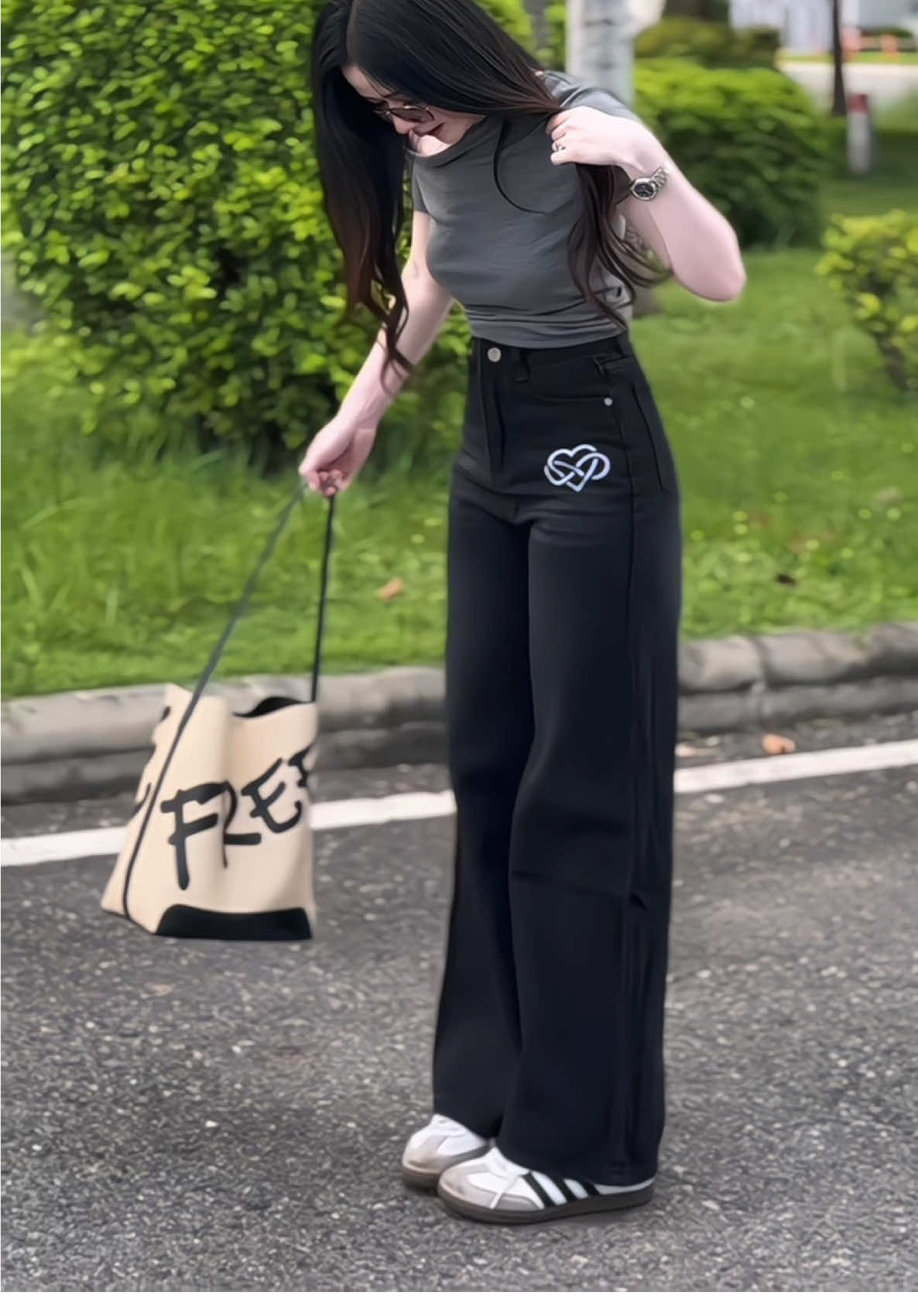 NAMCHAกางเกงยีนส์ กระบอกใหญ่สีดำ✨🧺 @16th November Shop🤎(70K)  @16th November Shop🤎(70K)  @16th November Shop🤎(70K) #คลาสแฟชั่น #คลาสแต่งตัว #เสื้อผ้าแฟชั่น #กางเกงยีนส์ #กางเกงยีนส์เอวสูง 