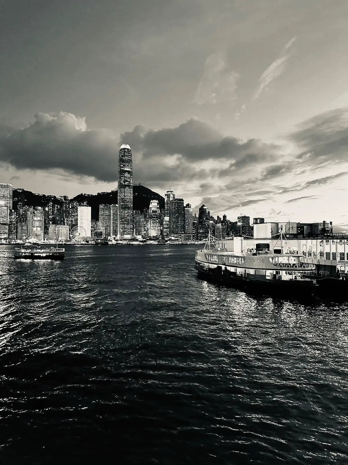 “生活从来不只是粉红色的，会有一些日子你会疲惫，会跌倒，会在喧嚣的人群中觉得自己迷失。但正是在那些艰难的时刻，你才学会了站起来，学会了坚强，也懂得了珍惜每一个小小的快乐。请记住，每一个新的清晨，都是重新开始的机会，是放慢脚步、去爱更多、让心灵在繁杂中依然找到宁静的时刻。” 