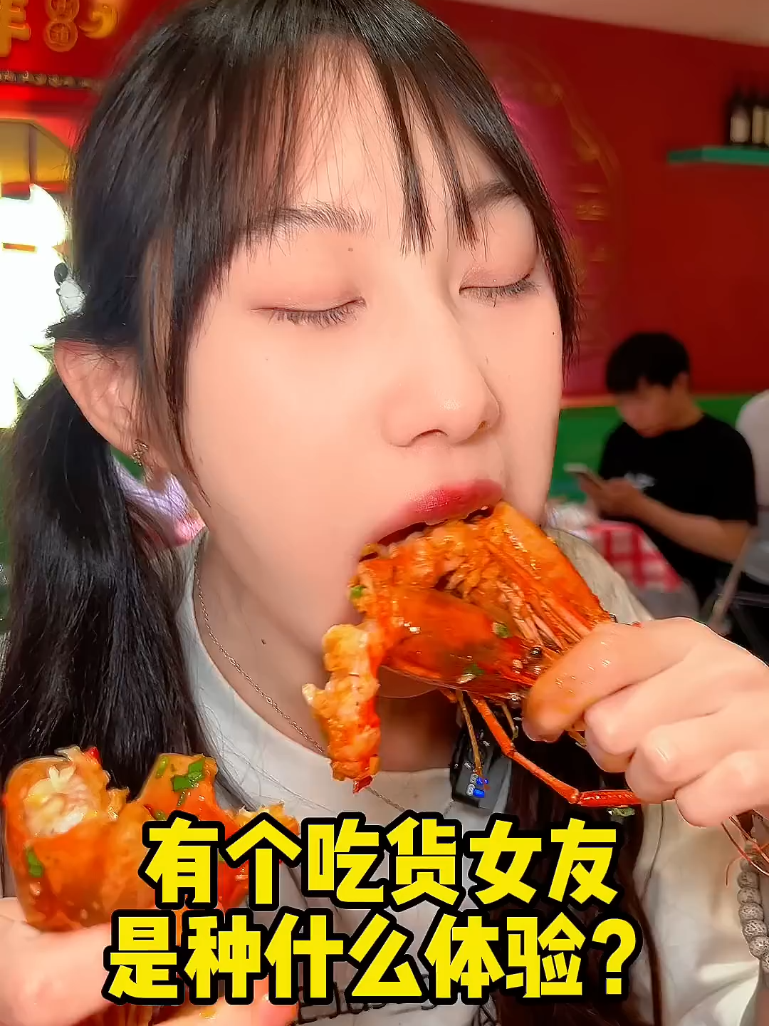 吴半饱挑战江西辣度天花板，罗氏虾吃到爽要花多少钱？｜带你们云逛厦门特色美食街，到最后竟被杀猪？