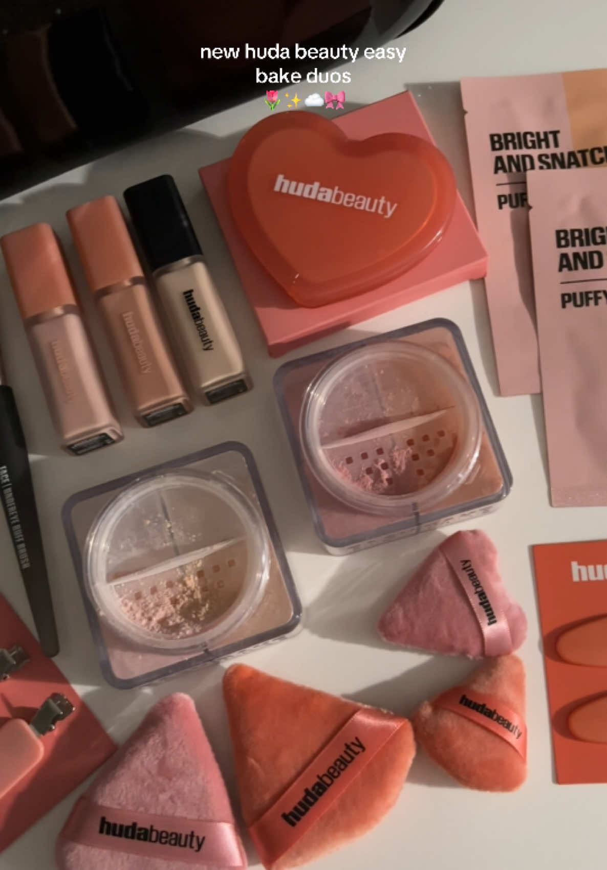 can’t wait to try these!!🙂‍↕️🤌🏻 @Huda Beauty  -Huda Beauty Easy Bake Loose Powder Brightening + Correcting Duo shades: cherry peach & pink pumpkin  #hudabeauty #hudabeautyeasybake #easybakeduo #settingpowderduo #settingpowder 