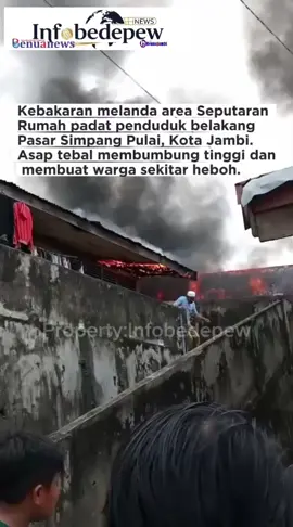 Kebakaran melanda area Seputaran Rumah padat penduduk belakang Pasar Simpang Pulai, Kota Jambi.Hari Sabtu 27/09. Asap tebal membumbung tinggi dan membuat warga sekitar heboh. Doakan semoga api cepat dipadamkan 🙏🔥 Kebakaran hebat kembali terjadi di Kota Jambi. Kali ini, api melahap kawasan di belakang Pasar Simpang Pulai, tepatnya di RT 09, Kelurahan Solok Sipin, Kecamatan Danau Sipin, Kota Jambi, Sabtu (27/09/2025) sekira pukul 10.00 WIB. #kebakaranjambi #simpangpulai #viraljambi 