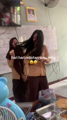 @Morinaga plss kasi kamu susu 1 truck biar ga rebutan tiap hari 😢😢