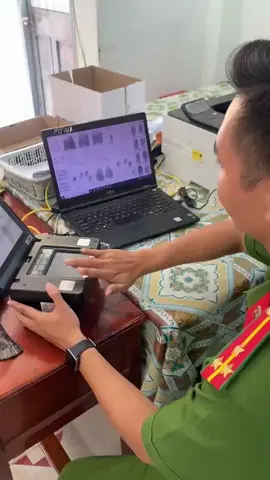 Khi Chú Công an đi làm Căn cước.!