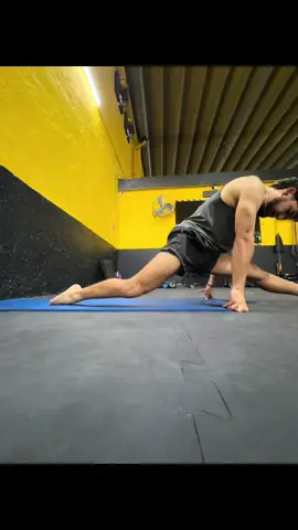 i wanted to challenge myself to do the splits and here’s how it’s going 😝