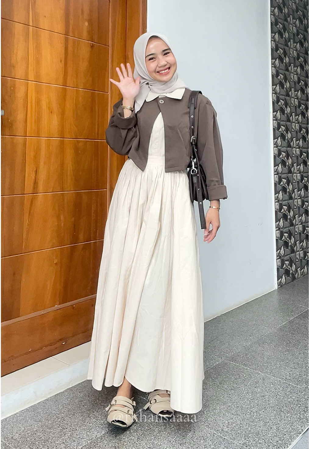 cantik banget skirtnya @MSMO.ID gampang mix and match 😍🫶🏻 #ootdhijab #outfitideas #rok #skirt #petitefashion 