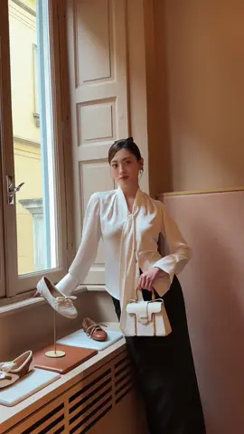 Ghé thăm triễn lãm @Gianvito Rossi hôm nay ❤️❤️ #luongthuylinh #milanfashionweek 