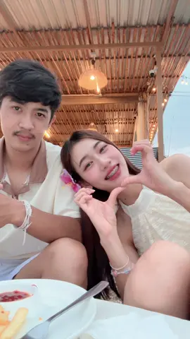 เพียงสบตาก็อุ่นหัวใจ🤍🫧 #ทรายรอใช้นามสกุลแฟน #ทะเลกับเธอ 