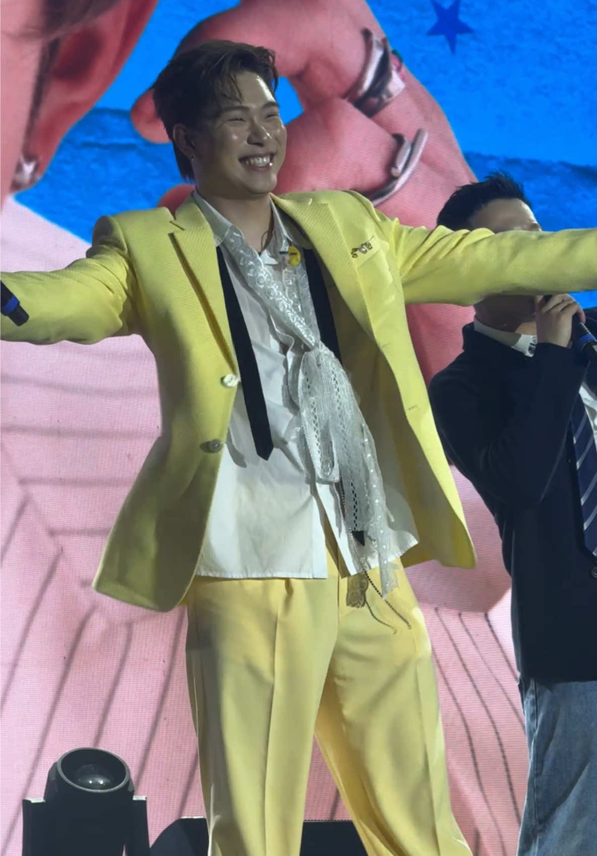Đang cười xinh chuyển qua ngơ ngơ ngáo ngáo. Người đầy 1 rổ meme 😆🥹 @Dương Domic  Cười tươi vậy làm vui lắm đúng khom 🤪 💙💛 #duongdomic #DOMIEHOMIE #fanmeeting #fyp #viral 