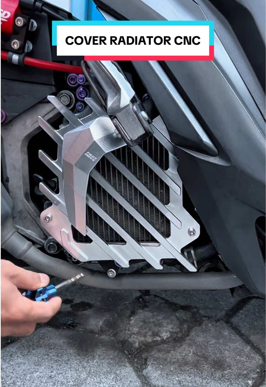 Membalas @imvarzall🪐  Cover Radiator CNC Fastbikes 🚀 ✔️ Lindungi radiator motor dari debu & kerikil 🛡️ ✔️ Bahan CNC kuat & tahan lama 🔧 ✔️ Pasang plug & play untuk Vario, PCX, ADV, dan NMAX 🏍️ ✔️ Desain sporty bikin motor makin keren ✨ 💥 Harga hemat dengan kualitas premium! 📦 Gratis ongkir + pengiriman cepat! #coverradiator #coverradiatorcnc #coverradiatorvario #aksesorismotor #fastbikes 