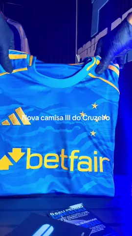 Enfim a nova camisa III do Cruzeiro nessa temporada de 2025! Esse modelo reflete a grandeza do estado de Minas Gerais e o orgulho em ser o berço do velho Chico (Rio São Francisco) que nasce aqui na terra do pão de queijo! Curtiu, torcedor? #cruzeiro #cruzeirocabuloso #cabuloso #mineirao #bh 