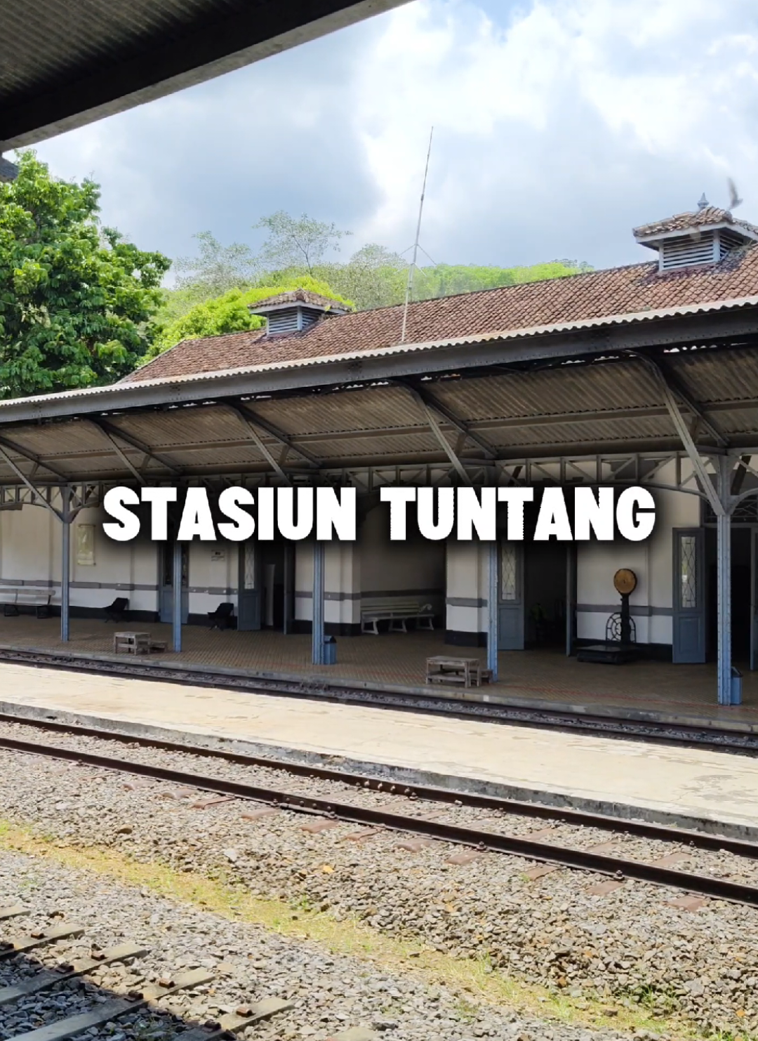 Rel tua ini pernah terdiam puluhan tahun… kini Stasiun Tuntang kembali hidup. 🚂✨ Pernahkah kamu singgah di sini? #sejarah #edukasi #keretaapi #stasiun #fyp 