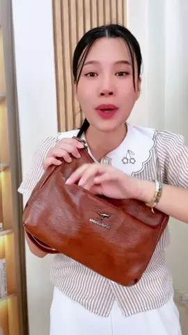 ตอบกลับ @ลูกตาล ชอบกินชาเขียว กระเป๋าหนัง กระเป๋าสะพายพกพา สวยเท่สปอร์ต หนังนิ่มทรงสวย ขนาดประมาณ 10 นิ้ว มีหลายช่องใช้งานด้วย ใส่ของได้เยอะ สะพายกล้องตัว แนะนำเลยค่ะ  #ป้ายยาแฟชั่น #กระเป๋าสะพาย #กระเป๋าสะพายข้าง #กระเป๋าหลายซิป #กระเป๋าแฟชั่น  