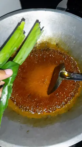 MaasyaAllah memanfaatkan bahan dari kebon 😁😁 gulamerah asli dari pohonnnya daunpandan dan singkongnya pun langsung dari kebooon 🌴🌱 dan ku sulap jadi kudapan khas daerah Rancakalong sumedang 