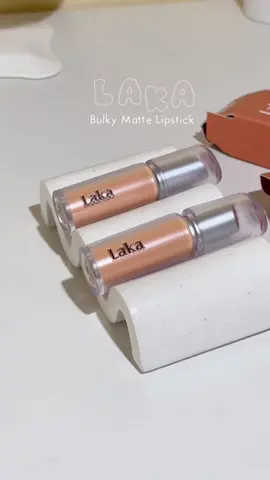 LAKA Bulky Matte Lipsticks 🌹402 To Rose is a romantic dusty rose that flatters every skin tone. 🍑405 So Peach is a fresh, warm peach that brightens up the whole look.  𝓗𝓸𝓷𝓮𝓼𝓽 𝓻𝓮𝓿𝓲𝓮𝔀: Pro/s: The pigmentation is rich and long-lasting, making touch-ups minimal. Perfect for everyday wear or a night out. Laka cosmetics are made to be gender-neutral.  Con/s: Formulation is drying on lips. I don’t like the smell and taste.  These are available on @YesStyle 🛒  Yesstyle rewards code: 𝗠𝗝𝗕𝗟𝟭𝟮𝟬𝟮 #YesStyle #YesStyleInfluencers #YesStyleReview #Laka @Laka #lipstick  @YesStyleInfluencers 