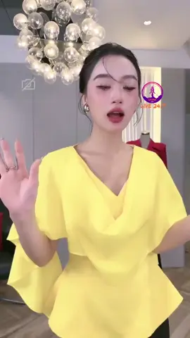Diện áo Allure Top, nàng thêm thanh lịch, hiện đại. Hai màu vàng, hồng tôn da; form dáng chuẩn, có đủ size!