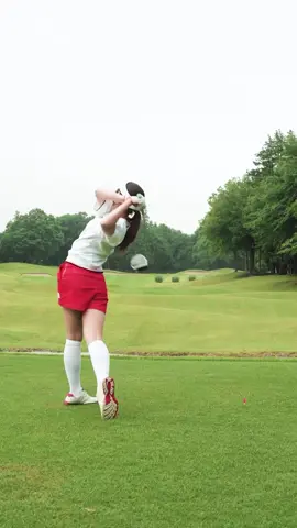 この間Go!Go!ゴルフ女子の撮影してきました⛳️   朝からずっと雨だったけどみんなで声かけ合って、 楽しくまわれたよ〜☔️✨   移動は一人乗りカートだったから快適で、 雨の日でも思ってたよりスムーズだった！☺️   初心者の方にもおすすめです🔰 撮影のちょっとした裏側も入っているので、よかったら見てみてください📸🫶 新型1人乗りゴルフカートG-CARTの詳細はこちら : https://www.g-cart.biz #PR #GCART #ゴルフ #golf #ワンウェイゴルフクラブ 