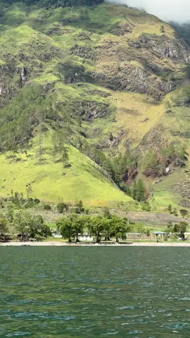 Jatuh cinta sama premiumnya danau toba 😍 _ Yuk agendakan kesini PRIVATE TRIP bareng @yukberkelana ! _ Nak Tour Medan 🇮🇩 Wasap : +62813 7601 0844 Detail price list Tour 🇮🇩 #traveltoba #cutimalaysia #cuticutimalaysia #yukberkelana #cutimedan 