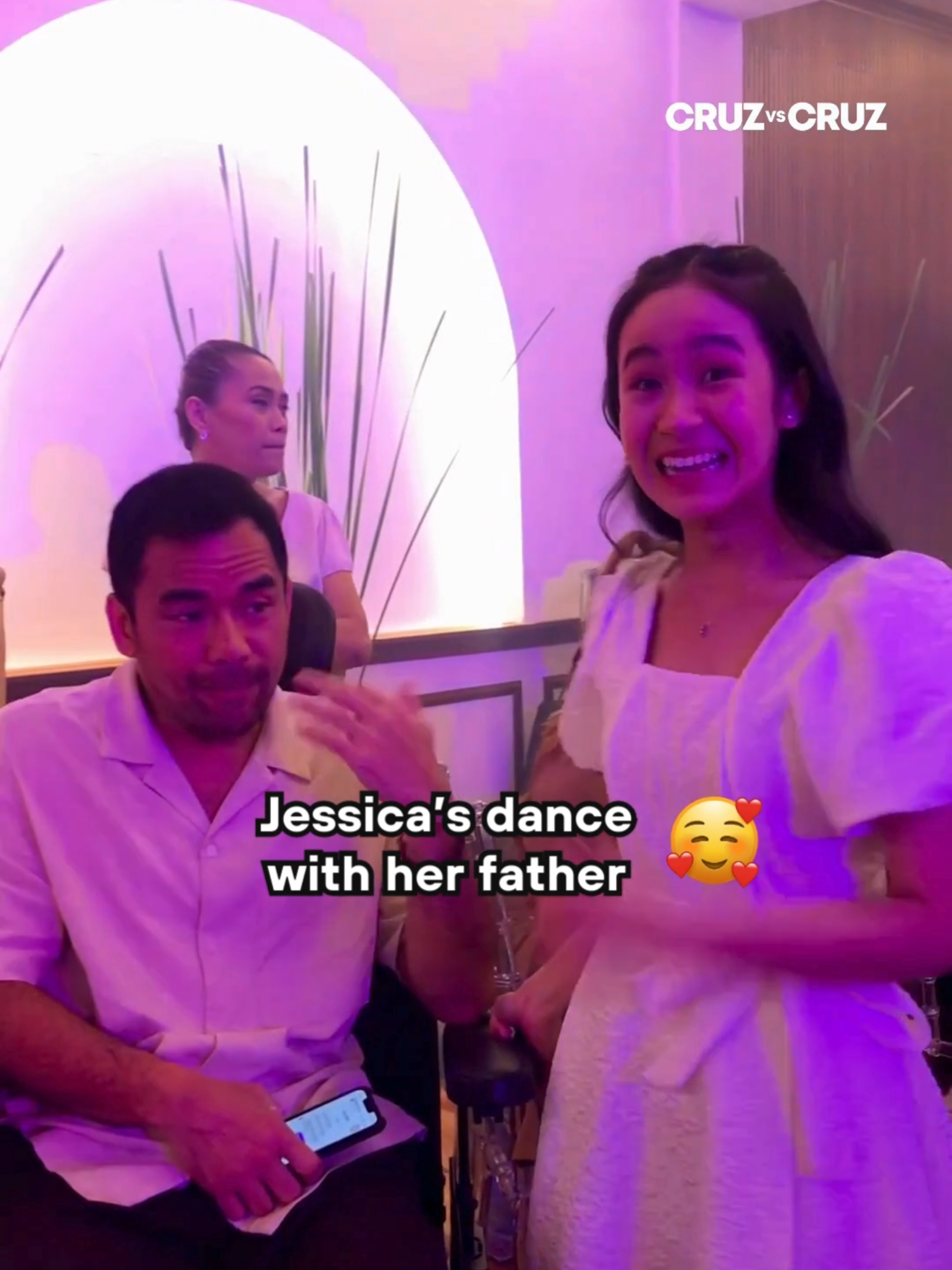 What a HEARTWARMING scene 🥹❤ Paano nga ba ginawa nila #NeilRyanSese at #CapriceCayetano ang kanilang first dance sa #CruzVsCruz?