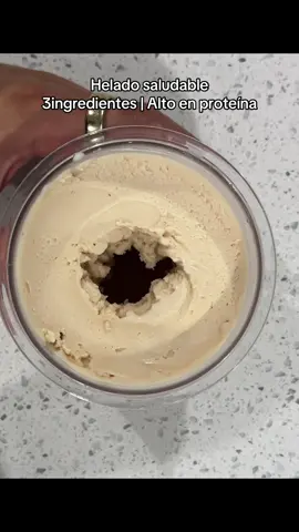 Helado saludable alto en proteína  Con solo 3 ingredientes 👀  El snack perfecto si quieres algo dulce, refrescante y SIN culpa.  ¿Quieres la receta? Te leo en los comentarios  ¿Quién más ama el helado pero en versión saludable🙋🏻‍♀️🍦?  #helado #proteina #saludable #icecream #snacksaludable 