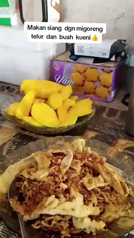 makan siang  dengan mi goreng  telur  dan buah kueni  ! 