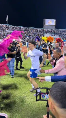 João no disimula su gran amor por nuestra patria Honduras💘🕺🇭🇳 
