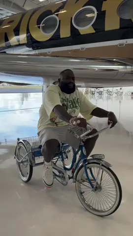 Rick Ross qui se montre avec un vélo “roulette” (probablement un tricycle ou un vélo custom) à proximité de ce qui semble être son régime privé ou son espace fitness. 💪 Rick Ross est connu pour son style de vie luxueux et ses habitudes santé/musculation, surtout ces dernières années. 🚲 Le vélo peut faire partie de son entraînement ou juste un moment détente, mais c’est souvent montré sur ses réseaux sociaux comme un mélange de luxe, fun et fitness. 🏠 “Diet privé” ici pourrait désigner son régime alimentaire personnel ou son espace réservé pour l’entraînement. Rick Ross met souvent l’accent sur la discipline alimentaire et sportive malgré son image bling-bling.