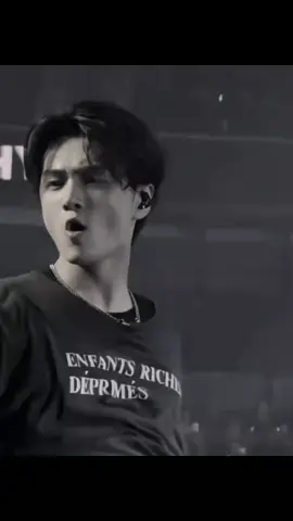 pov: kamu adalah seorang wanita.  setiap kamu jalan kemana  pun semua mata hanya tertuju pada mu.  sekali kamu senyum, semua laki² langsung mencintai mu.  dan dengan gampang nya kamu mendapat kan apa yang kamu mau.  dan di suatu hari kamu ingin mengantar kan dokumen ke ruangan bos mu yang bernama jay.  bosmu sangat²lah dingin, tatapan nya seperti pisau yang sangat tajam.  saat kamu masuk ke ruangan jay ia langsung melihat mu dengan tatapan tajam nya itu.  