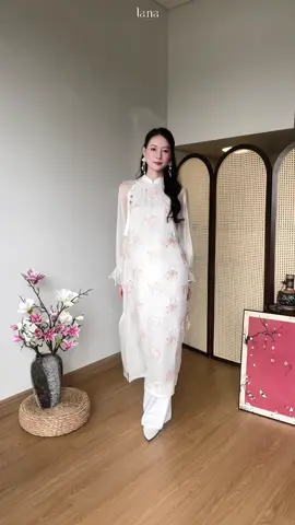 @Áo dài LANA Áo dài La.na mang tặng nàng sự duyên dáng trong từng đường thêu, thanh lịch trong từng bước đi #lanadesignvn #aodai #thoitrang 