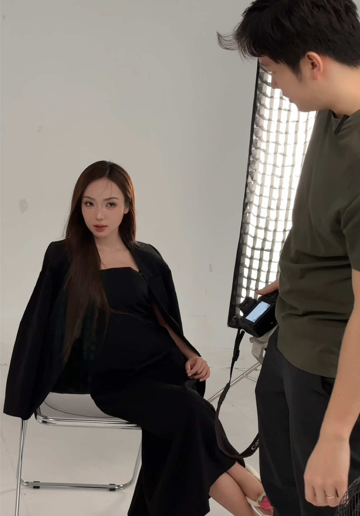 Xịt keo cứng ngắt luôn🥹🥹@Chu Tiểu Han #chupanhdep #viral #chupanhdephanoi #chupanhbeauty #chupanhtrungthu #chupanhgiadinh #trend #chupanhnangtho #fyp #minhtristudio 