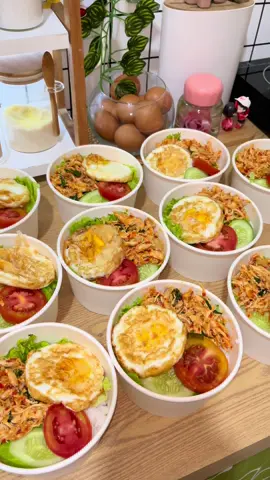 Jualan rice bowl 15 K di rumah aja isian : • Nasi putih • Ayam suwir • Telur • Timun, tomat, selada #idejualan #ricebowl 