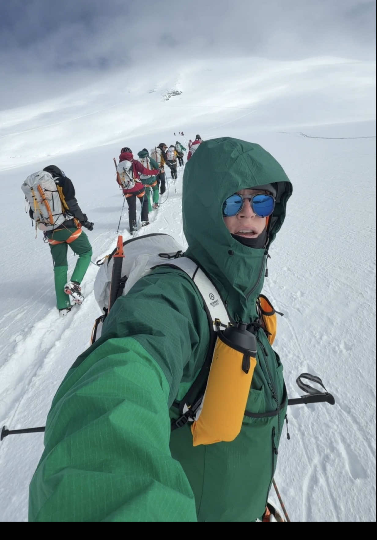 Werbung I das erste Mal am Bergsteigen und dann direkt einen 4000er! 🏔️⛏️🧗 ich bin gerade mit @thenorthface in der Schweiz und es ging auf’s Breithorn und ich muss sagen, ich hatte echt ziemlich Respekt davor.. was zum Großteil etwas mit den Gletscherspalten zu tun hatte 😂! Aber zusammen in der Gruppe und in Begleitung von den Top Athletinnen und Athleten dieser Welt, konnte ich mich nicht sicherer fühlen! Für meine Gruppe war Caro zuständig und sie hat uns alles super gut erklärt, aber als wir zum Gipfel wollten hatten wir plötzlich keine klare Sicht mehr und sie hat dann für die Gruppe entschieden, lieber umzudrehen (auch weil die Lawinengefahr oben höher war)  Und deshalb auch nochmal hier: macht sowas nie alleine und informiert euch immer ausreichend bzw. macht das nur in einem möglichst sicheren Umfeld!❤️ Und ich hoffe ganz doll, dass das Wetter am Wochenende nochmal besser wird, vielleicht klappt das mit dem 4000er ja noch 🥹✨