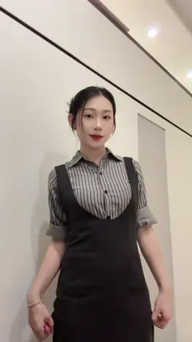 không gắn mi trông lạ =))