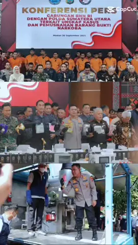 *PERANG MELAWAN NARKOBA, POLDA SUMUT BERKOLABERASI DENGAN BNN RI UNGKAP 1,7 TON NARKOTIKA.*  MEDAN – Kolaborasi Kepolisian Daerah Sumatera Utara (Polda Sumut) dengan Badan Narkotika Nasional Republik Indonesia (BNN RI)  mengungkap sebanyak 4.749 kasus narkotika di wilayah Sumatera Utara dan Aceh. Dalam kasus tersebut, setidaknya 6.004 orang ditetapkan sebagai tersangka dengan barang bukti sebanyak 1,7 ton narkotika jenis sabu dan telah menyelamatkan jutaan orang. Kepala BNN RI, Komjen Suyudi Ario Seto, mengatakan, pengungkapan ini merupakan hasil dari operasi gabungan dari Polri, BNN, TNI dan Instansi terkait. Penangkapan ini merupakan hasil kerja keras sepanjang periode 1 Januari hingga 25 September 2025, dengan total 4.749 kasus di seluruh wilayah Polda Sumut serta 6.004 orang tersangka,” ujar Suyudi dalam konferensi pers gabungan yang digelar di Mako Polda Sumut, Jumat (26/9/2025). Menurutnya, pengungkapan besar ini tidak terlepas dari aduan masyarakat yang kemudian ditindaklanjuti secara serius oleh petugas gabungan hingga berhasil membongkar jaringan peredaran narkoba dalam jumlah besar. Adapun press release pada hari ini merupakan hasil operasi gabungan BNN RI melalui BNNP Sumut dan BNNP Aceh bersama Polda Sumatera Utara. Sinergi ini menjadi bukti nyata bahwa perang melawan narkotika adalah tugas bersama yang tidak mengenal batas wilayah maupun sekat antar instansi. “Sinergitas yang terjalin antara BNN dan Polri bukan sekadar slogan, melainkan sebuah jalinan operasional yang solid di lapangan. Ini menegaskan bahwa negara hadir dengan seluruh kekuatannya untuk melindungi setiap jengkal tanah air dan setiap jiwa anak bangsa dari ancaman sindikat narkoba,” tegas Suyudi. Ia juga menegaskan bahwa hubungan kolaborasi antara BNN dan Polri akan terus diperkuat, serta menjadi pilar utama dalam mewujudkan generasi bangsa yang bebas narkoba sebagai fondasi menuju Indonesia Emas 2045. “Setiap gram narkotika yang berhasil kita sita bukan hanya barang bukti, melainkan representasi perjuangan untuk menyelamatkan masa depan generasi bangsa. Perjuangan ini akan terus kita lakukan secara terpadu, dengan memperkuat sinergi lintas sektoral, agar seluruh anak bangsa terlindungi dari ancaman narkotika,” pungkasnya.