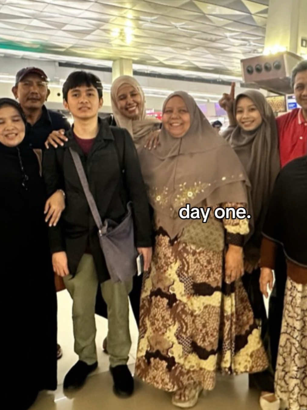 Moment mengantar keberangkatan Bang Luthfi ke Korea 🇰🇷. Dulu kk pulang kuliah, sampe sekarang kk pulang kerja. Selalu menyempatkan untuk bisa melepas keberangkatan Abang.  Tempat yang sama, orang yang sama, doa yang sama. Semoga Abang bawa pulang ilmu & cerita indah✨ #familytimeisthebesttime #luthfibimaputra #luthfikaist #fyppppppppppppppppppppppp #masyaallahtabarakkallah 