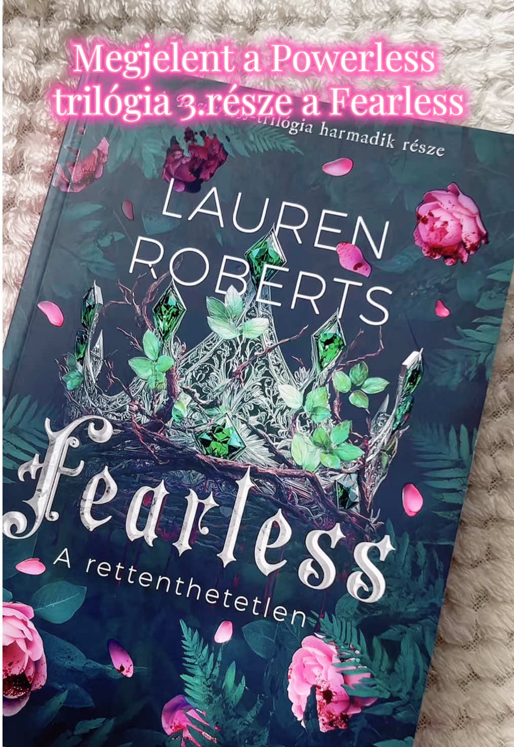 Szeptember 25.-én megjelent Lauren Roberts Fearless című kötete, ami a Powerless trilógia záró könyve. Jelenleg a Recklesst olvasom de egyből beszereztem a 3.részt,mivel annyira beleszerettem Paedyn es Kai történetébe🥰✨  📖Ti olvastátok már az eddig megjelent Powerless könyveket?  @Lampion Könyvek #BookTok #szeretekolvasni #fearless #laurenroberts #konyvtok 