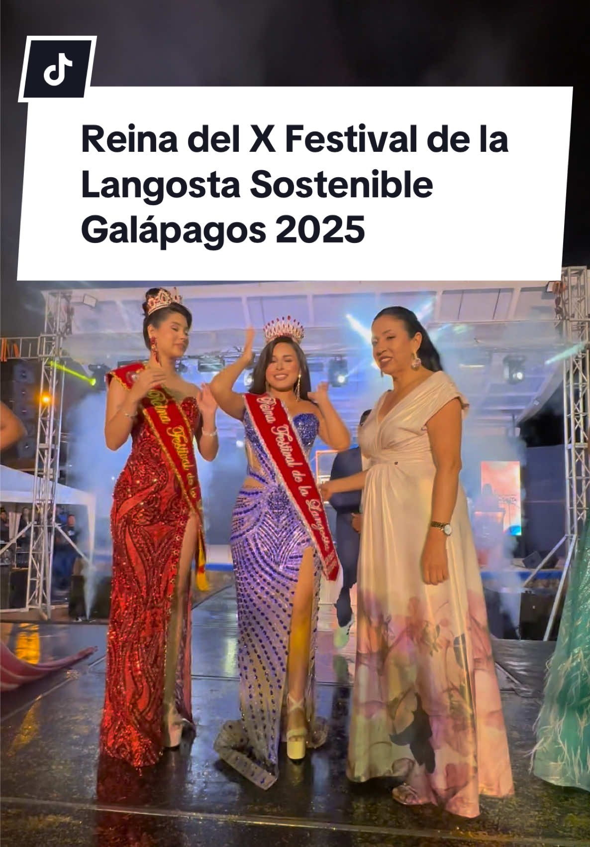 👑 Santa Cruz ya tiene nueva soberana de la Langosta ✨ En el marco del X Festival de la Langosta Sostenible – Galápagos 2025, se vivió una de las noches más esperadas del año: la Elección de la Reina del Festival. Tras el vibrante pregón, las cinco candidatas deslumbraron en la pasarela con atuendos inspirados en la riqueza cultural y festiva de Galápagos. Elegancia, tradición y talento marcaron una velada donde el público y el jurado disfrutaron de un espectáculo inolvidable. 🌺🦞 La alcaldesa Fanny Uribe destacó la importancia de este festival que impulsa la pesca responsable, fortalece nuestra identidad cultural y proyecta a Santa Cruz como un destino turístico sostenible. En el acto, entregó además las Llaves de la Ciudad a la prefecta de Cotopaxi, @Lourdes Tibán, por su valiosa participación y respaldo a esta celebración. 🤝🇪🇨 🎤🌟 El escenario del Parque San Francisco vibró con la música del reconocido cantante nacional @Daniel Betancourth, junto a artistas locales y grupos de danza que llenaron de ritmo y color la noche. 🙌 Entre miles de asistentes, autoridades e invitados especiales, la emoción se vivió a flor de piel en una jornada que quedará en la memoria de Galápagos. 👑 Ángela Villafuerte, candidata auspiciada por la Dirección del Parque Nacional Galápagos, Restaurante El Muelle de Darwin y Hotel León Marino, fue coronada como Reina del X Festival de la Langosta Sostenible 2025. 🚗✨ El premio al Mejor Carro Alegórico fue para el barrio El Mirador. La alegría, el color y la tradición se hicieron presentes en las comparsas, los ganadores fueron: 🏅 3er lugar: Los Guardianes del Sabor – Parque Nacional Galápagos 🥈 2do lugar: Galapagueña – ABG 🥇 1er lugar: Renacer Montubio – Capitanía de Puerto Ayora 🦞 Una fiesta única donde belleza, cultura y sostenibilidad brillaron en un mismo escenario. #AlcaldesaFannyUribe  #ReinaFestivalLangosta2025 #fyp #viraltiktok #ViralEcuador 