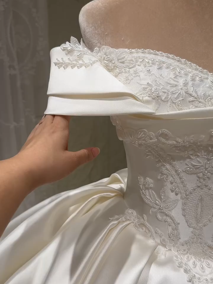 🌿 La beauté se tisse à la main. – Vẻ đẹp được dệt nên bằng đôi tay.🌸 🫶🏻Nhận đặt may , cover tất cả các mẫu váy cưới , cân chỉnh các size 🫶🏻 𝐋𝐚 𝐏𝐞𝐭𝐢𝐭𝐞 𝐌𝐚𝐫𝐢𝐞𝐞 📞 Hẹn thử váy, báo giá các váy có sẵn: 𝟘𝟛𝟛.𝟡𝟙𝟙.𝟙𝟙𝟛𝟜 ⏰Giờ làm việc: 9-21h hàng ngày 💒Địa chỉ 𝐋𝐚 𝐏𝐞𝐭𝐢𝐭𝐞 𝐌𝐚𝐫𝐢𝐞𝐞: 438/34 Lê Hồng Phong phường 1 quận 10 Tp. Hồ Chí Minh#weddingdress #vayxinh #lapetitemarie #wedding #dress #xuhuong #vaycuoi