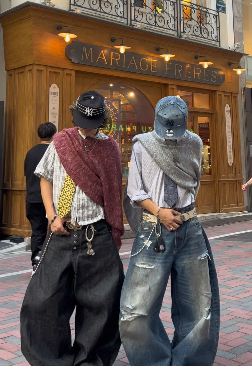 Japanese street fashion🇯🇵  肩がけ、この回り方、この音楽、てなったら俺の中じゃ、憧れの あの人しか居らんのよね、、、😏 皆は分かるか〜〜？    pants @EMOBROTHER ！！！ 👈 @seiya  普通に今日好きマカオ編 中止あちゃまて感じ🫠🫠 answer… @円堂守 さん！！✋ #japanesefashion #streetwearstyle #ootdfashion #回転界隈 #マカオ編 