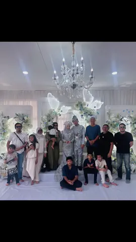Meriah kenduri sanak saudara, Riuh rendah bergelak ketawa, Seronok berkumpul bersama keluarga, Doa dipanjat semoga kekal sejahtera.