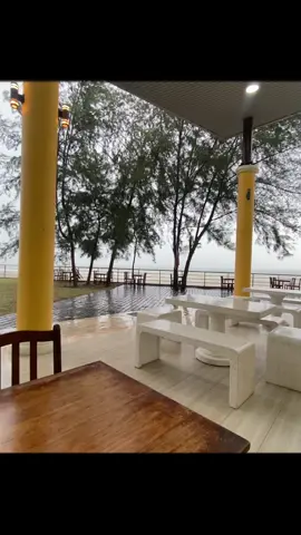 Hujan2 ni mai pekena laksa & sup utara pun surrrr jugak 🫣 Nasi ayam ada, nasi sup dagin adaaa, keropok pun ada jugak ni. Mai laaa hampaaa #laksautarakuantan #pantaibatuhitam #laksasuputarakuantan #kuantanfoodie 