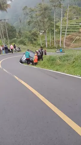 terjadi kecelakaan sebuah mobil terjadi di jalan pengkolan Limus tanjakan huut cianjur selatan berhati hati yang mau lewat jalur ini rawan kecelakaan #fyp #videoviral #kecelakaan #sebuah #mobil #di #jalan #cianjurselatan #tanjakan #huut #cianjurselatan #kecelakaan #mobil 