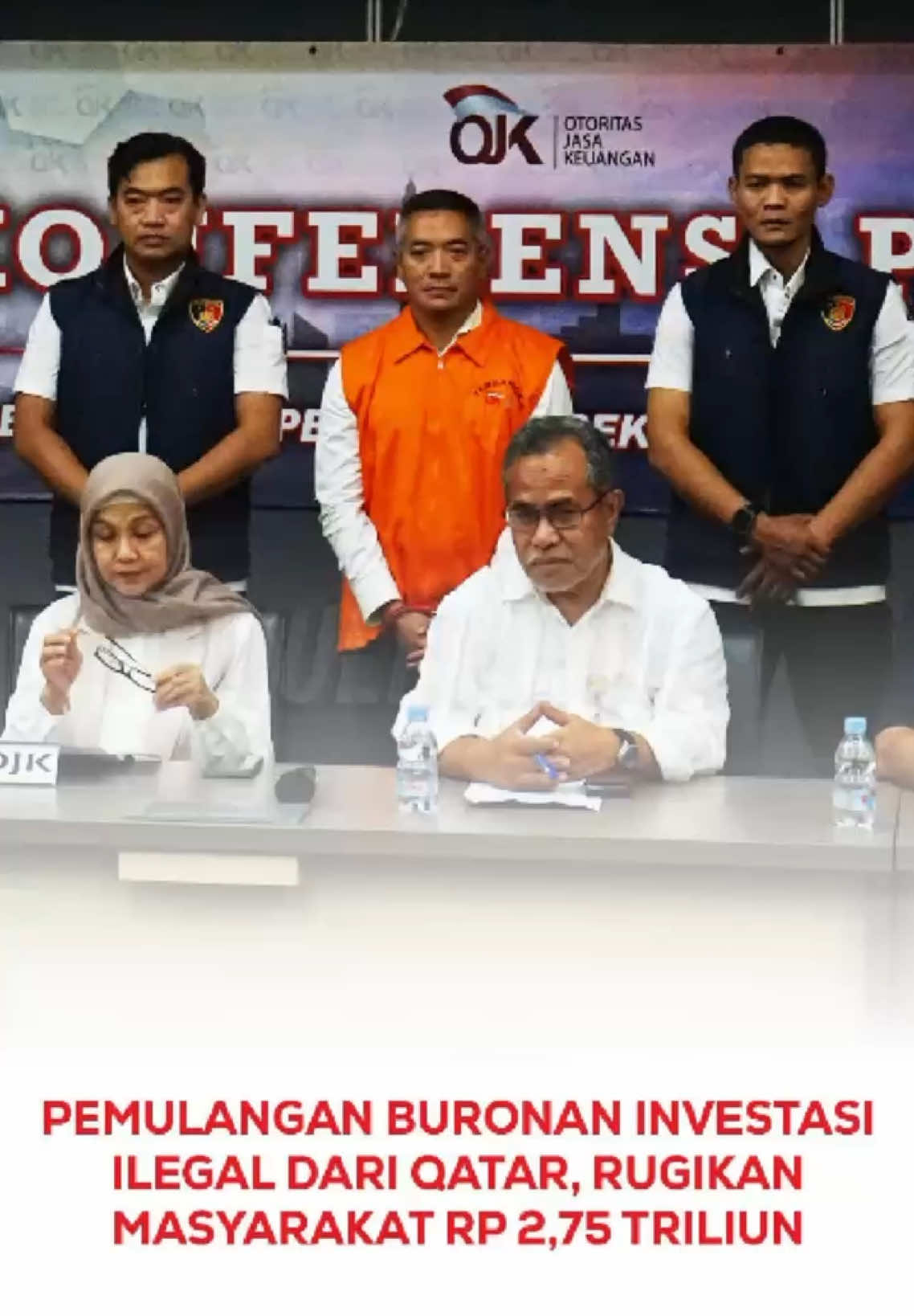 Divisi Hubungan Internasional (Divhubinter) Polri berhasil memulangkan buronan kasus investasi ilegal yang sedang berada di Qatar Adrian Asharyanto Gunadi (AAG) pada Jumat (26/9). Ia merupakan otak penipuan yang merugikan ratusan korban hingga Rp 2,7 triliun bersama rekannya, Alan Perdana Putra. Alan lebih dulu dipulangkan pada Februari 2025, sementara proses Adrian sempat terkendala karena status Golden Visa di Qatar. Melalui diplomasi intensif, termasuk pertemuan bilateral di Interpol Asia Regional Conference, pihak Qatar akhirnya menyerahkan Adrian kepada Polri. Keduanya diduga menjalankan skema investasi bodong lewat perusahaan tidak berizin, lalu mengalihkan dana korban ke rekening pribadi dan perusahaan afiliasi. Mereka terancam hukuman maksimal 15 tahun penjara. Polri menegaskan, keberhasilan ini menjadi bukti komitmen Indonesia dalam memberantas kejahatan transnasional dan memastikan negeri ini tidak menjadi tempat aman bagi buronan internasional.