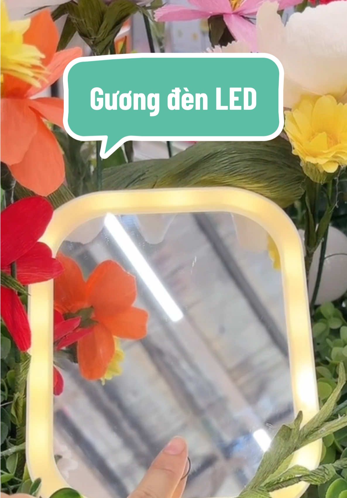 Buổi sáng vội cỡ nào cũng make up nhanh gọn nhờ gương đèn LED 💡💄 #GuongDenLED #MakeupChuẩnSáng #TiệnLợiMỗiNgày #Lifestyle