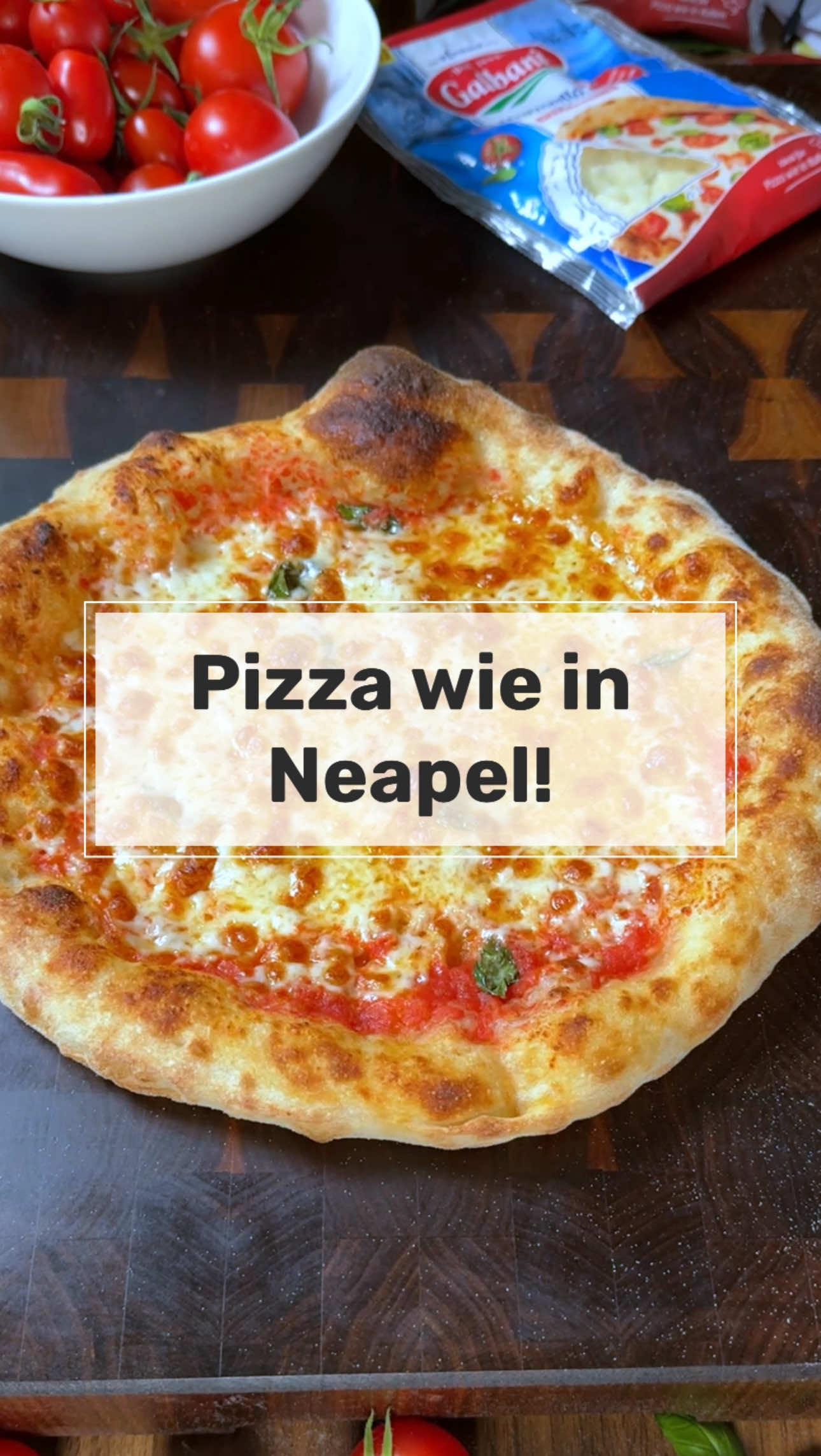 Pizza wie in Neapel 🍕🧀 Werbung  @fitaliancook Endlich kannst du Pizza wie in Neapel machen und du brauchst dazu nur in den Supermarkt zu gehen! Denn @galbani_de bringt endlich Fior di Latte in den Einzelhandel. Ob Gewürfelt für Pizza oder Gerieben für Pasta, Aufläufe und Co.  Vergiss klassischen Streukäse oder Kugel Mozzarella, der deine Pizza durchsuppt, mit Fior di Latte bekommst du die besten Ergebnisse - daher schwören Neapolitaner auch auf die Sogenannte „Blume der Milch“ als das Beste für Pizza, Pasta und Co. Pizza, Pasta, Perfezione eben!  - 🔥 folge @fitaliancook für mehr leckere Rezepte 🔥 - 📖 Rezept für 3 Pizzen 🍕 500g Pizzamehl Typ 0  🍕 320g Wasser 🍕 1g Hefe (trocken) 🍕 15g Salz 🍕 etwas Olivenöl zum Einölen der Behälter 🍕 San Marzano Tomaten 🍕 @Galbani_de Fior di Latte gerieben 🍕 etwas Parmesan 🍕 Frischer Basilikum & Olivenöl 1️⃣ Vorteig: kaltes Wasser mit 0.5g Hefe, und 300g Mehl mit einem Handrührgerät, 2-3 Min. Kneten und in einer abgedeckten Schüssel für 12-16h in den Kühlschrank. 2️⃣Aus dem Kühlschrank raus und mit dem Salz, 0,5g Hefe und dem restlichen Mehl gut kneten bis ein geschmeidiger Teig entsteht (das dauert gut und gerne 10-20min) (Salz bestenfalls erst am Ende hinzugeben) 3️⃣ Teig abdecken, bei Zimmertemperatur 6h gehen lassen 4️⃣ Nun kleine Kugeln mit ca. 275g formen. 2h ruhen oder bis 2h vor der Verwendung im Kühlschrank lagern 5️⃣ Pizza ausbreiten, mit San Marzano Tomaten, Basilikum, Parmesan und Galbani Fior di Latte belegen.  6️⃣ Am besten in einem Pizzaofen oder auf einem Pizzastein/ Backstahl so heiß es geht backen. vorher ausreichend vorheizen lassen 😋 Finito ✅ #pizza #pizzapastaperfezione #fiordilatte @galbani_de 