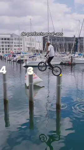met deze skills sta je in ieder geval niet voor paal 🫡 🚲: @TOMOMI 忍者ライダー    #bmx #balans #geeftjevleugels