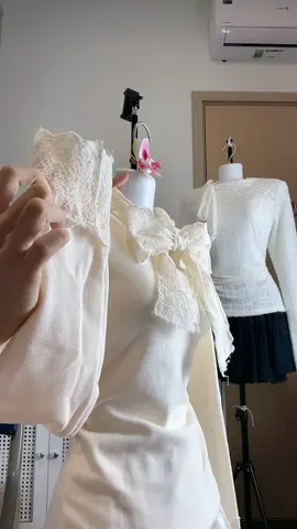 Áo thun ren tiểu thư cho nàng thêm xinh! Chất vải không xù, giặt máy thoải mái, lộn trái giữ dáng áo bền đẹp.