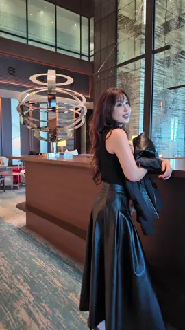 クラシックな気品漂うフェイクレザーロングスカート✨ 特別な時間をより美しく演出してくれる一枚😉 @THEODORIC.dy  ▫️ヘップバーンレザーロングフレアスカート #theodoricdy #秋の新作 #フェイクレザー #ロングスカートコーデ #大人フェミニン