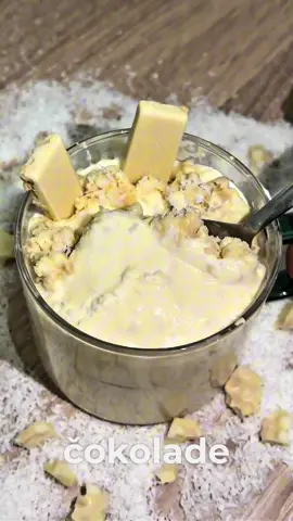 🍨🍦Vanilu prosto obožavam, ako mene pitate, mogao bih poslastice sa vanilom da jedem doživotno, ne moram nikad u životu jesti čokoladu dok ima vanile 🤤  Ovaj recept ćete definitivno poželeti da sačuvate i da spremite kroz dan-dva, ovo je moja omiljena proteinska poslastica. 🙌🏻 Sastojci: - 200g Skyr islandskog jogurta (lidl) - 180g Zbregov proteinskog pudinga od vanile - 20g mrvljenih badema - 30g bele čokolade bez šećera (uzeo sam je u lidlu, “fin carré” high protein white crisp) zato ima ove popsice  524kcal, 53p, 21m, 32uh Prijatno 👌🏻