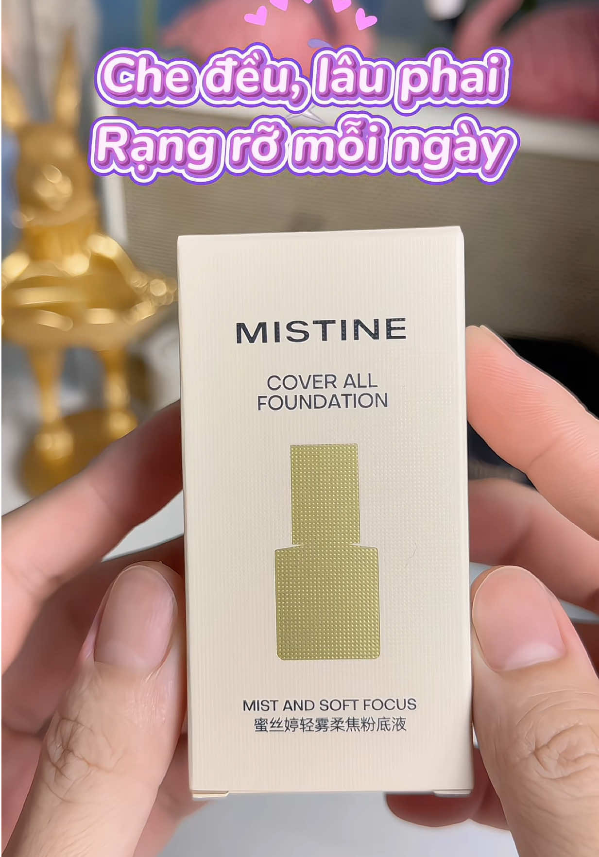 Mistine Cover All Silky Natural Finish – kem nền dạng lỏng, che phủ hoàn hảo khuyết điểm, lớp nền sáng tự nhiên, mịn như lụa. Công nghệ phủ kép khóa ẩm, kiểm soát dầu, giữ lớp trang điểm bền màu cả ngày. Công thức dịu nhẹ, an toàn, phù hợp mọi loại da, kể cả da nhạy cảm. #MISTINE #FOUNDATIONMISTINE #GoFluenceVietNam #GFVN