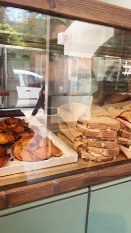 Επιτέλους! Κάτι νέο στην Κηφισιά!  Το Toad είναι ένα μικρό αρτοποιείο που μετράει μόνο λίγες ημέρες από το άνοιγμα του.    Το αλμυρό sandwich μόλις είχε βγει και ήταν εξαιρετικό, όπως επίσης και το bun με χουρμάδες και κανέλα! 🤤 Σίγουρα έλειπε ένα τέτοιο μαγαζί από τα βόρεια προάστια! Very very good job!  #newplace #αθήνα #microbakery #ελληνικοτικτοκ #FoodTok 